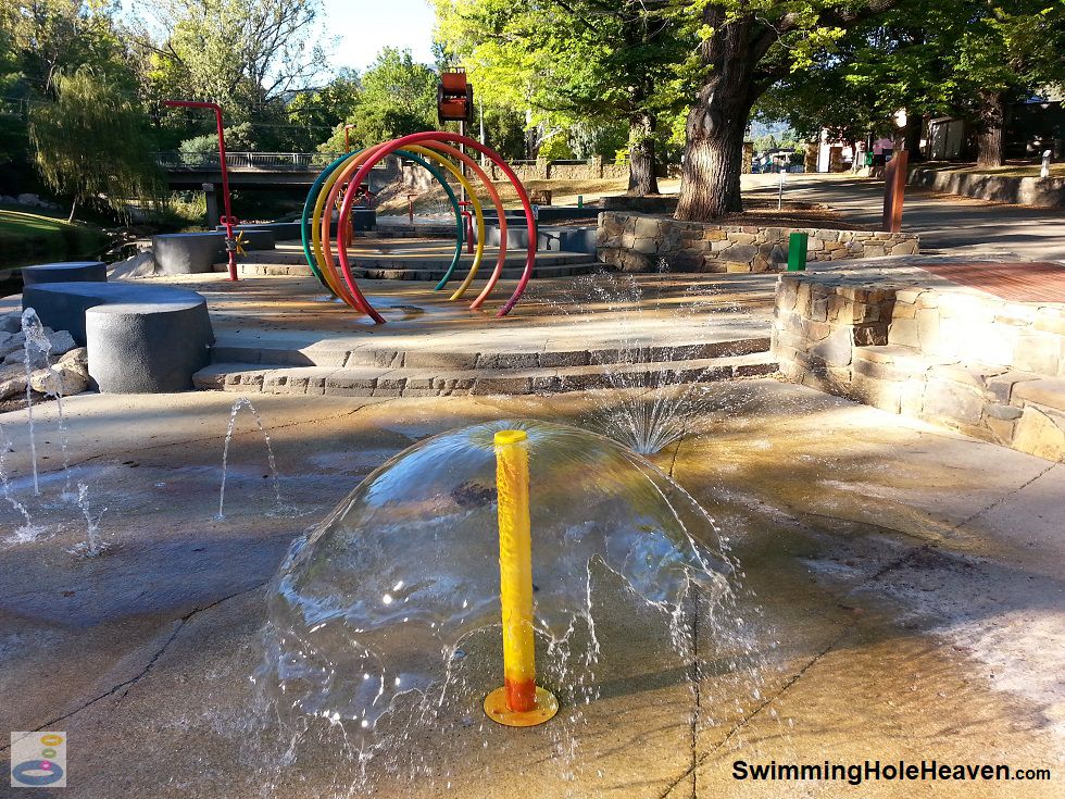 Gurglers, sprinklers and spraying hoops in the Bright Splash Park